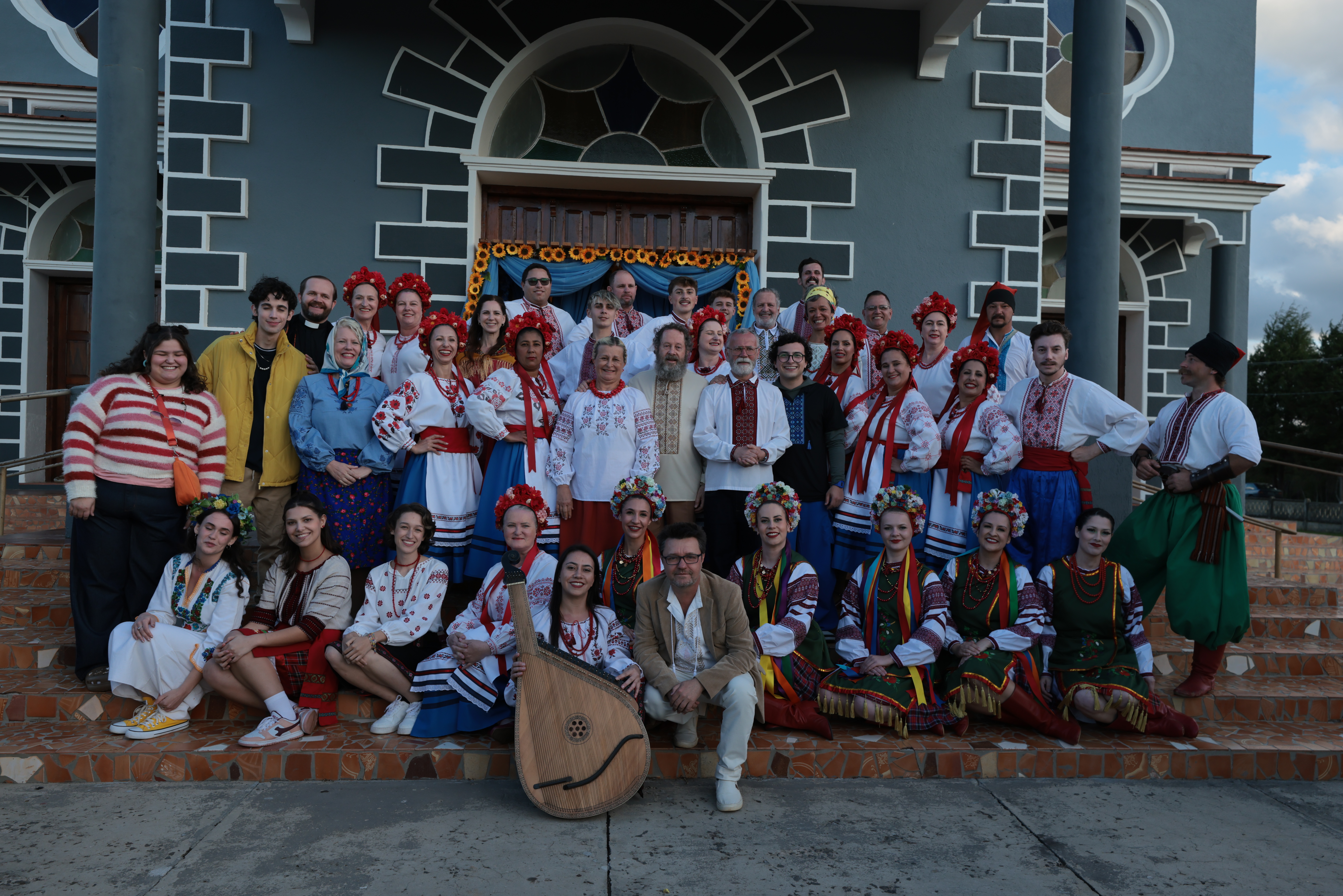 Cena do filme - Família assistindo TV